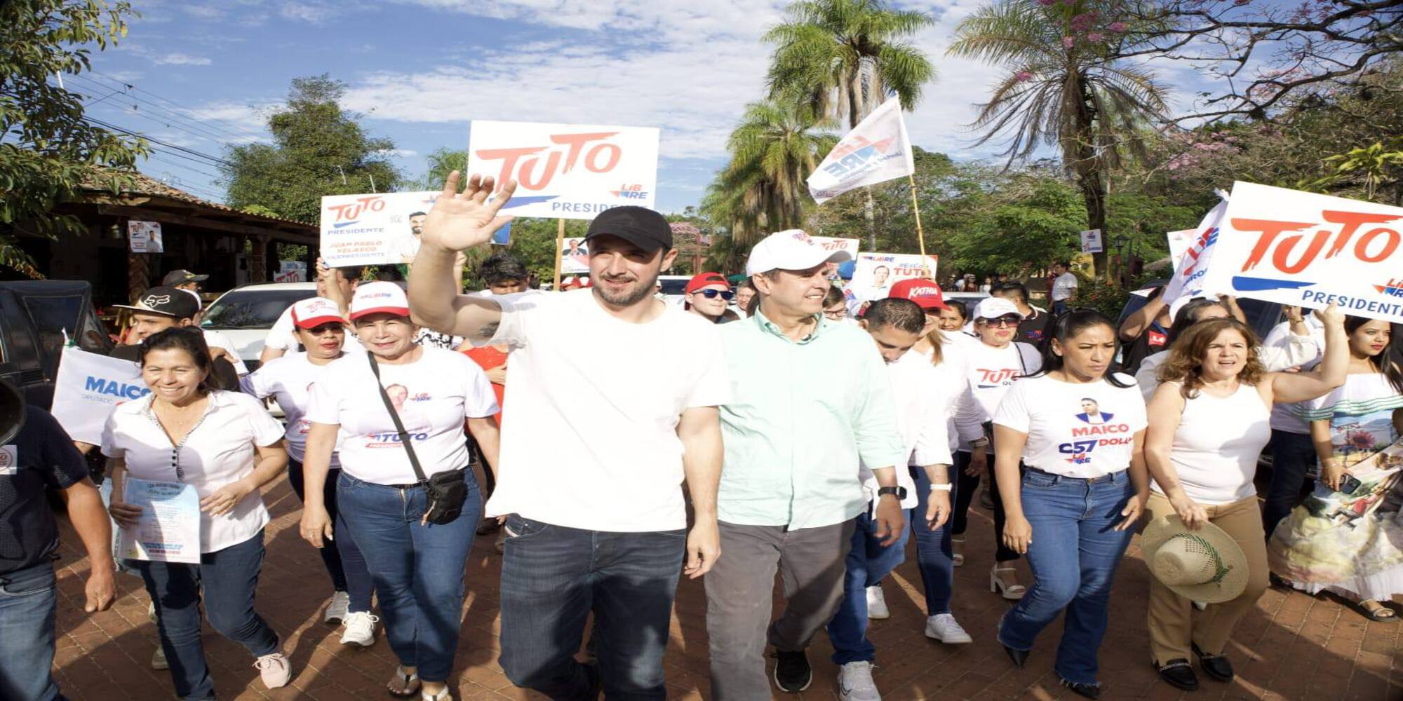 Tuto y JP junto al pueblo